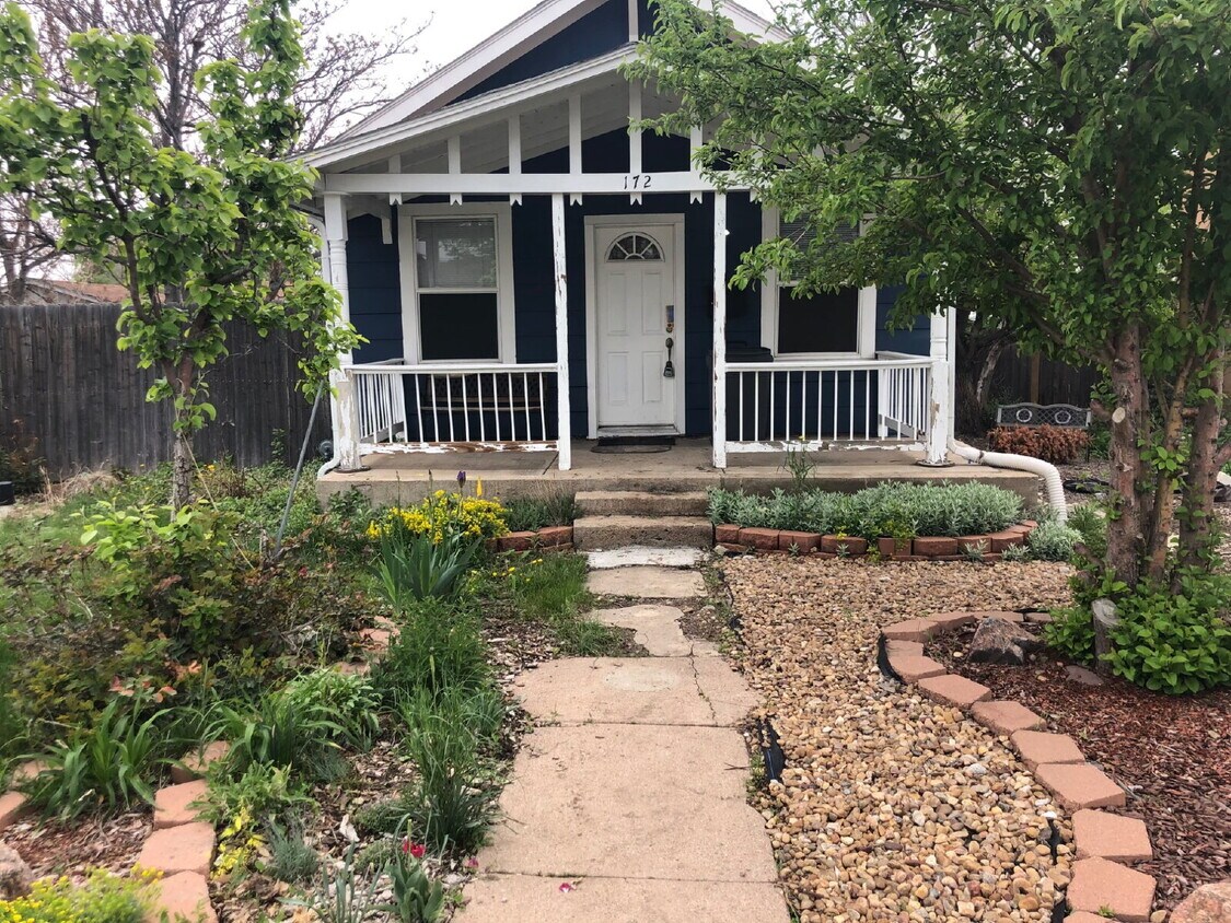 Foto principal - "Charming 4-Bedroom Oasis with 2 Full Bath...