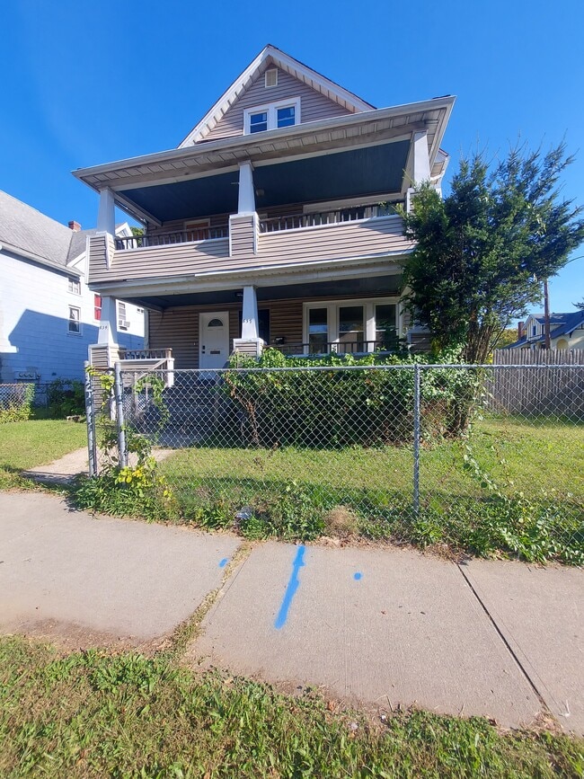 Building Photo - 837 Carew St