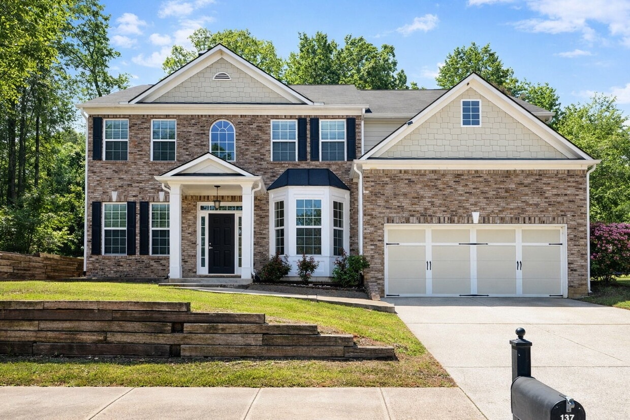 Clean 5 Bedroom Collins Hill Home with First Floor Suite and Oversized Master - 5 Bed Collins Hill Home with First Floor Suite