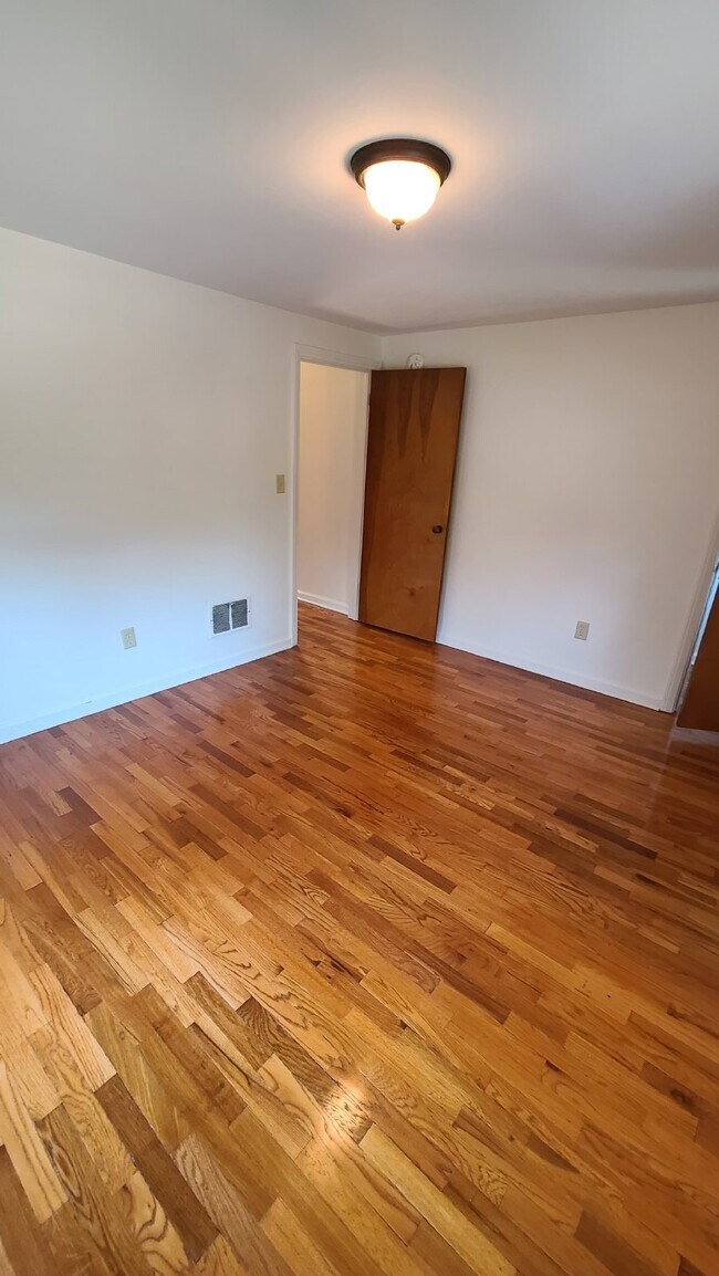 Foto del edificio - Spacious 2-Bedroom Apartment in a Serene S...