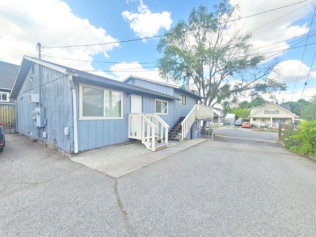 Building Photo - 2410 E Queen Ave