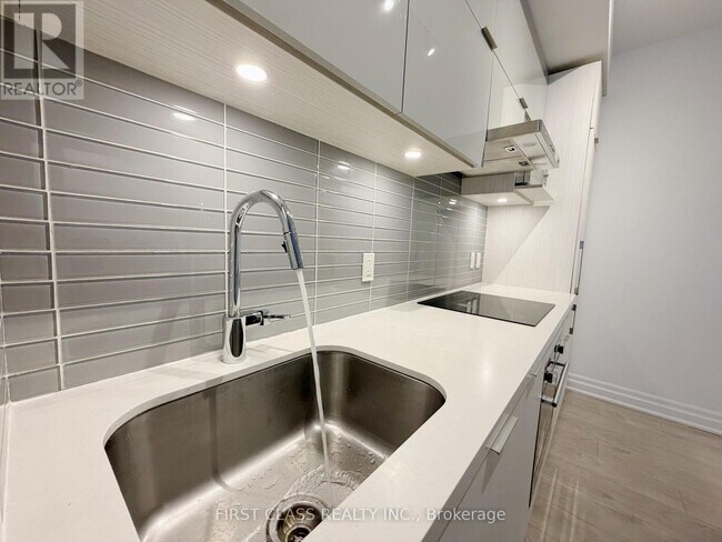 Photo du bâtiment - 8 Rouge Valley Dr W