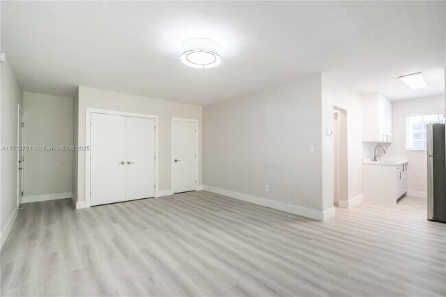 Building Photo - 2416 Flamingo Dr