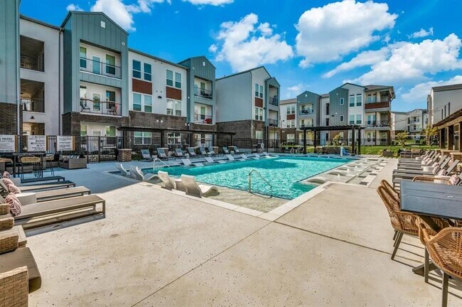 Foto del edificio - 2201 Creekview Dr.