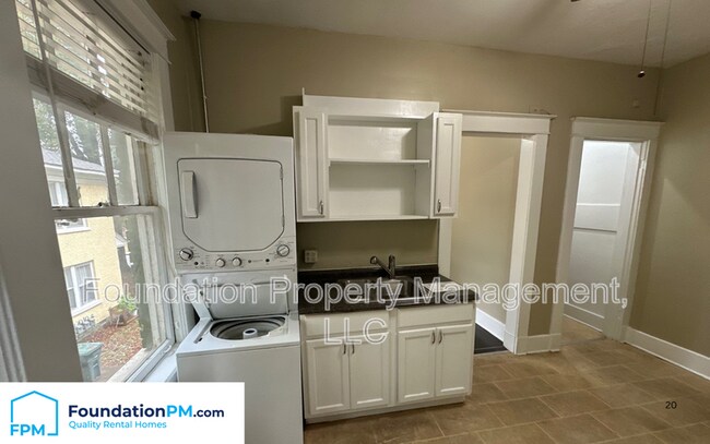 Foto del edificio - 1758 Lawrence Ave