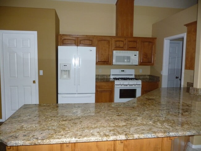 Building Photo - Spacious, West Salem Home
