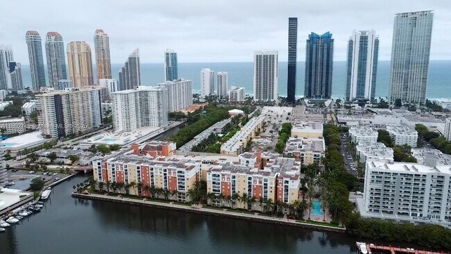 Foto del edificio - 17150 N Bay Rd