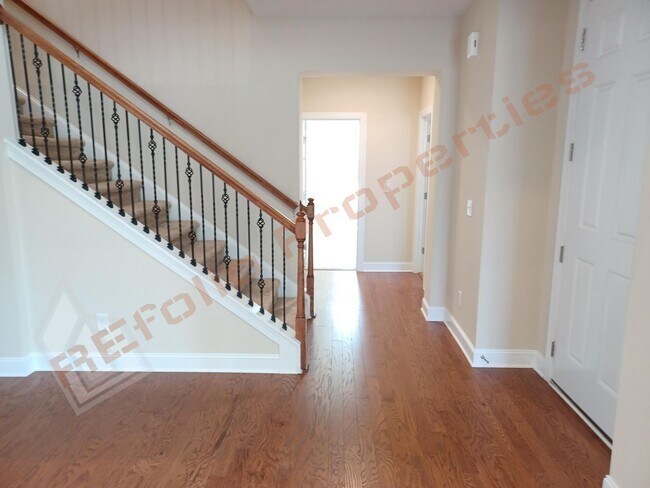 Foto del edificio - Luxury 5 Bedroom, 3 Bath, 2-Car Garage End Unit Townhouse w/1st level Primary Suite + Guest Suite...