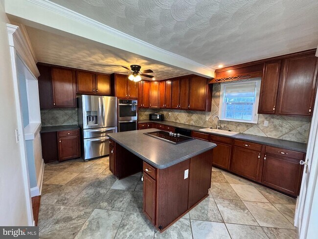 Foto del edificio - 1558 Zachary Taylor Hwy