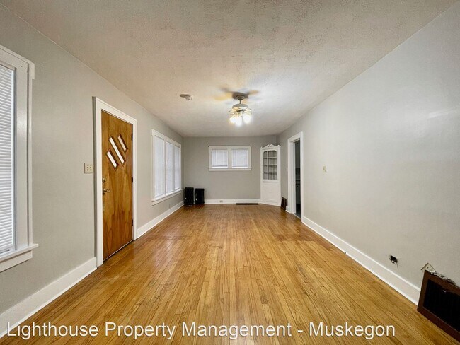 Building Photo - 3 br, 1 bath House - 990 E Isabella Ave