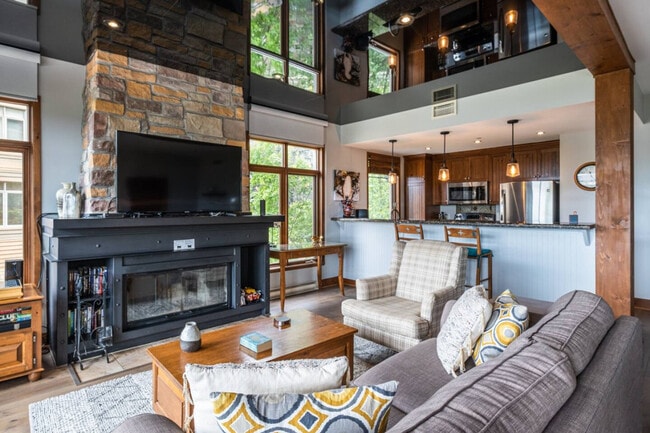 Building Photo - 170 Chem. au Pied de la Montagne
