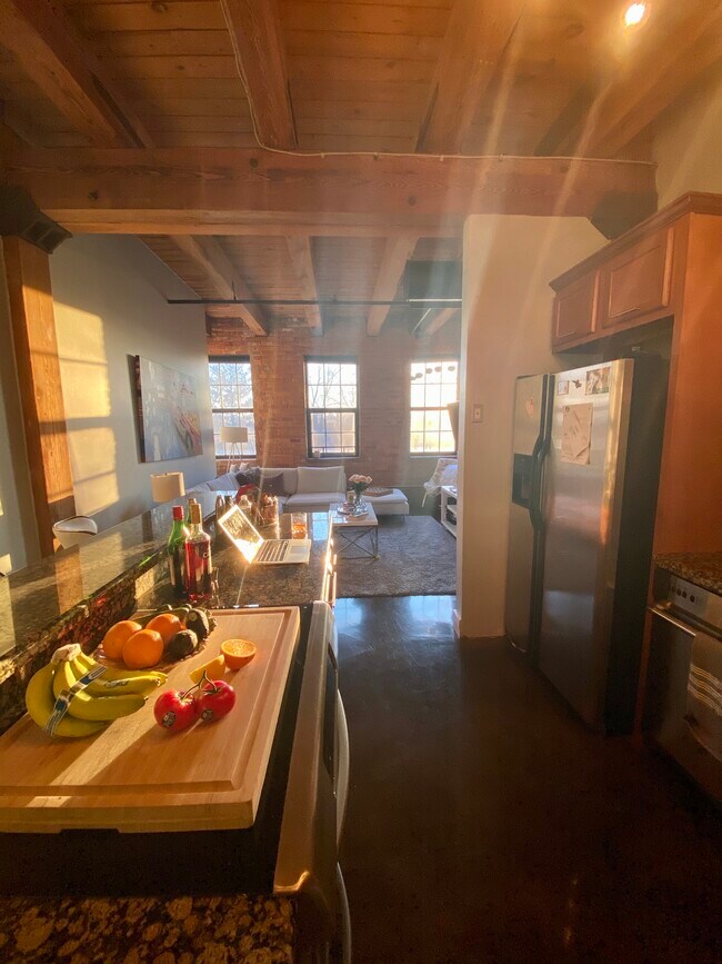 Foto del edificio - 6533 E Jefferson Ave