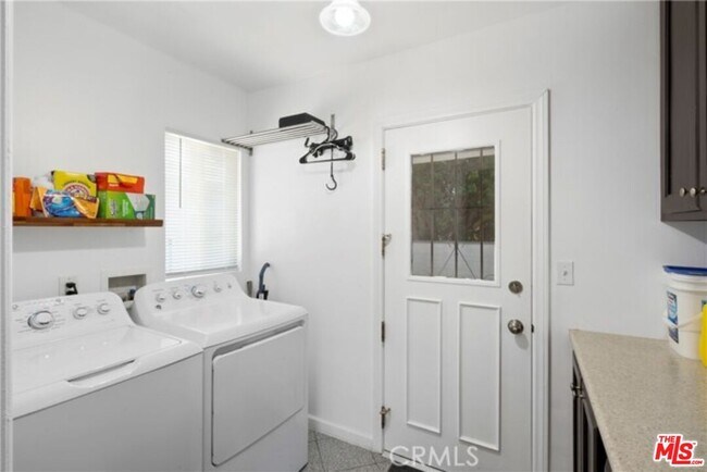 Foto del edificio - 11006 Mansel Ave