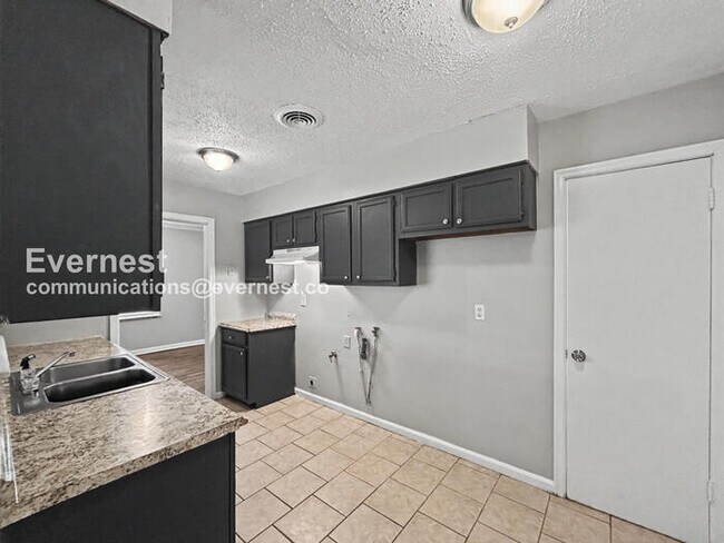 Building Photo - 2 Bed/1 Bath Home with Fenced Yard & Carport / Vouchers Accepted / Available Now!