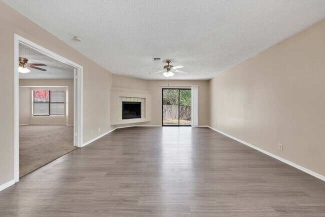 Foto del edificio - Stunning corner lot home offering convenie...