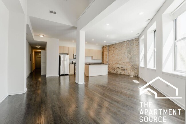 Building Photo - HUGE 4BR Duplex Close to Blue Line