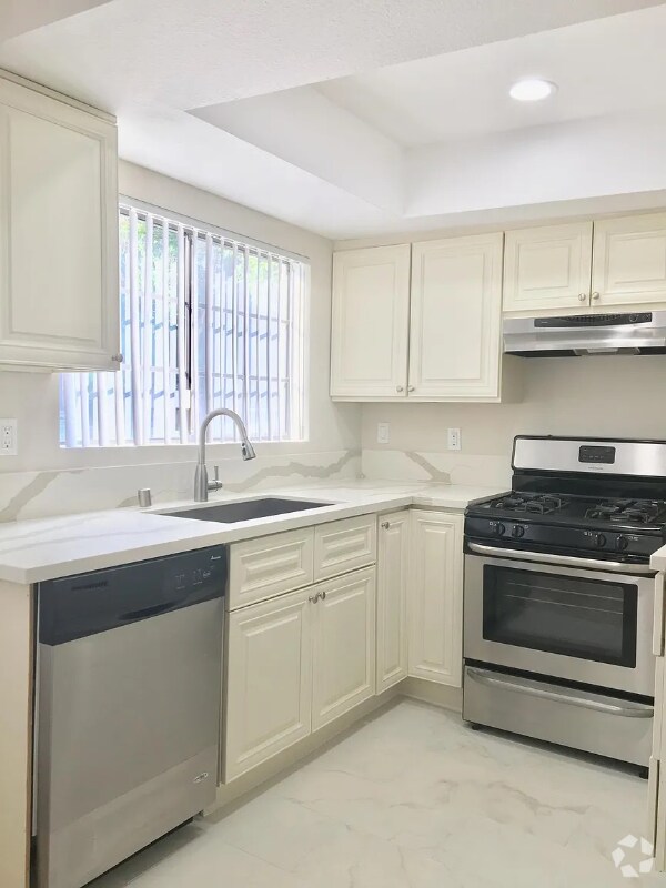 Building Photo - 544 E Tujunga Ave