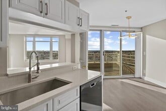 Building Photo - 100 Harborview Dr