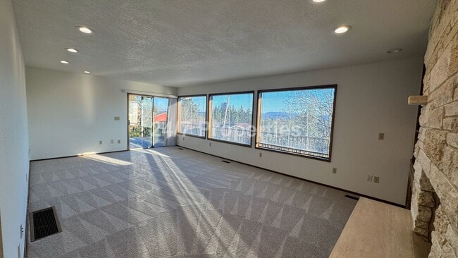 Foto del edificio - 3 BD I 3.5 BA Home - Separate Living Areas