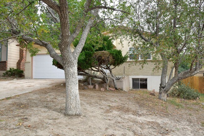Building Photo - North Springs Ranch with 5 bedrooms 3 bath...