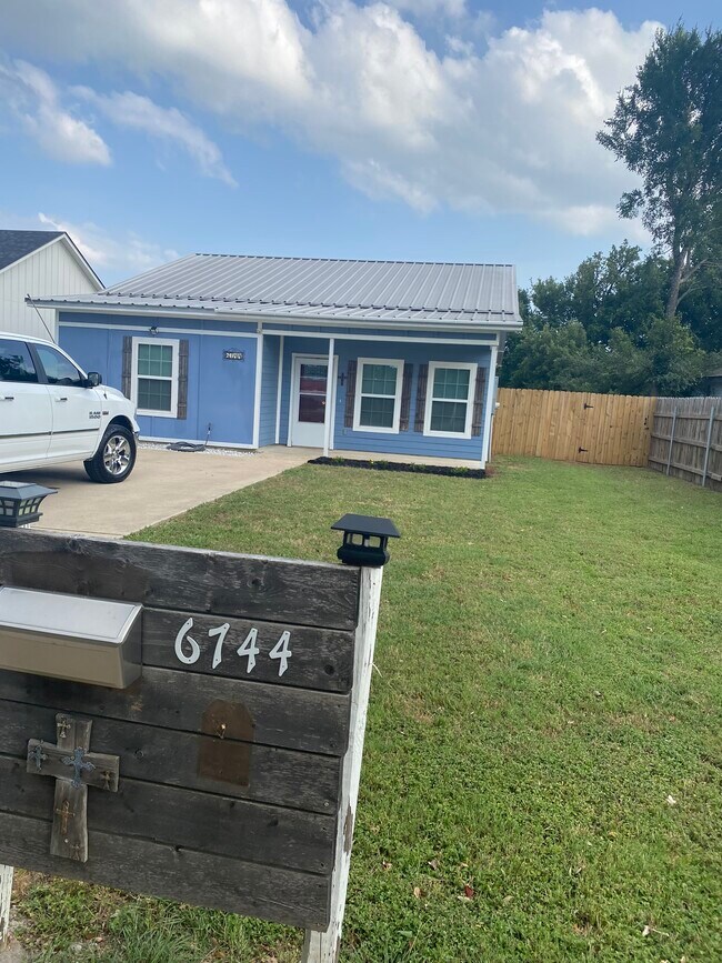 Foto del edificio - 6744 Logue Ln