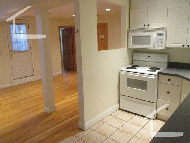 Foto del edificio - 3 Bed. 2 Full Baths. in Brookline, Steps f...