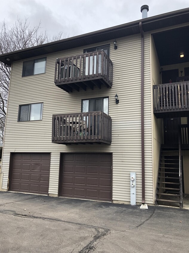 381 S Collins St, South Elgin, IL 60177 Townhome Rentals in South