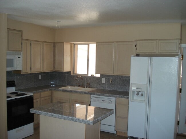 Building Photo - 5BR/2BA -   OPEN HOUSE Friday, October 10t...