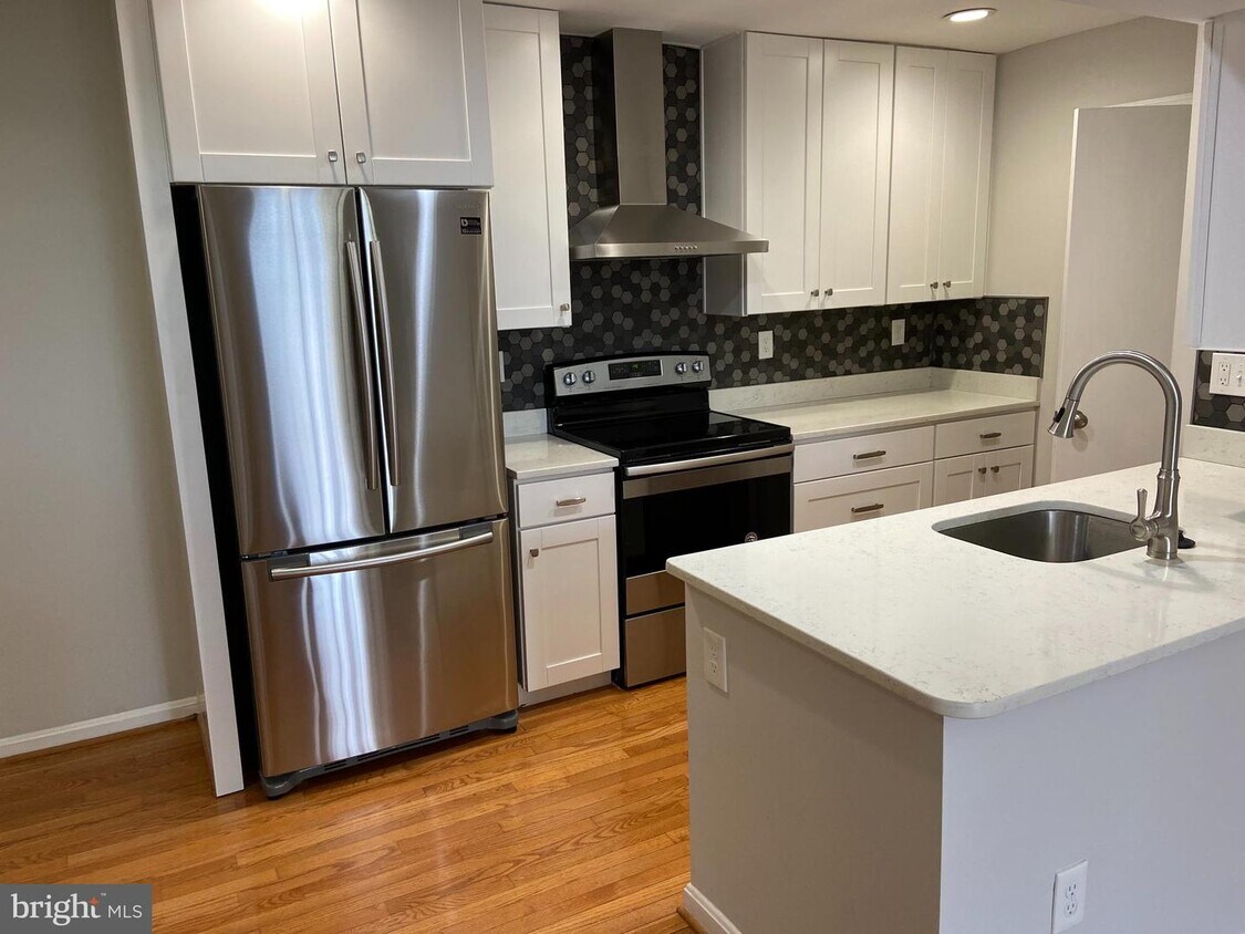 Foto principal - 6906 Victoria Dr
