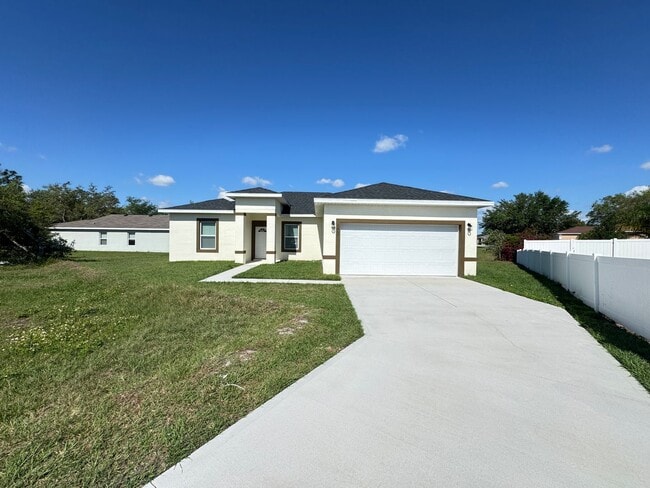 Building Photo - AWESOME 4BD/2BA Home in Beautiful Poincian...