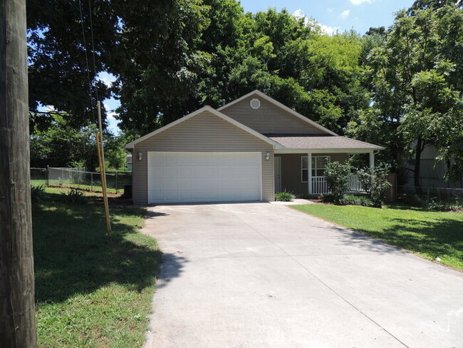Building Photo - 3 Bed, 2 Bath w/ covered porch and patio!