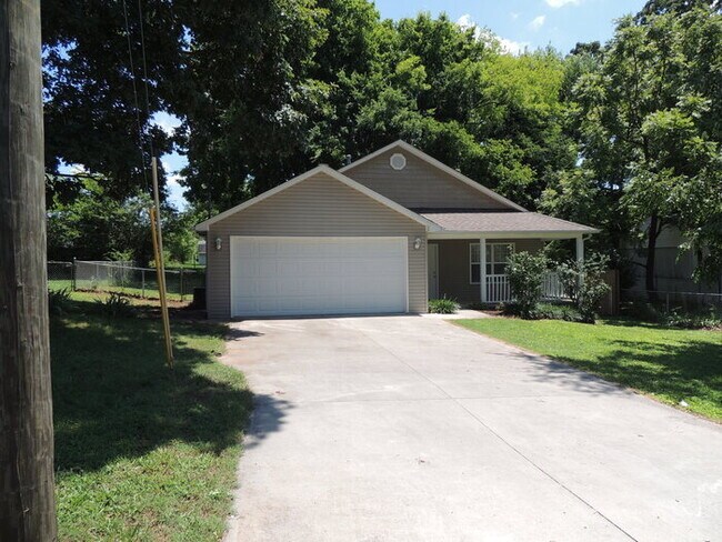 Foto del edificio - 3 Bed, 2 Bath w/ covered porch and patio!