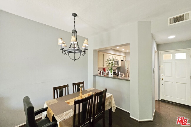 Foto del edificio - 24512 McBean Pkwy
