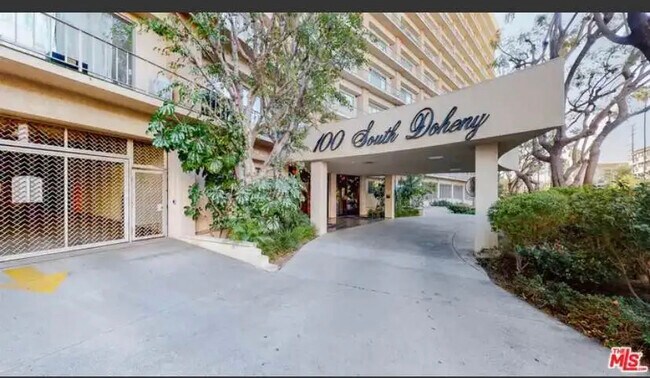 Foto del edificio - 100 S Doheny Dr