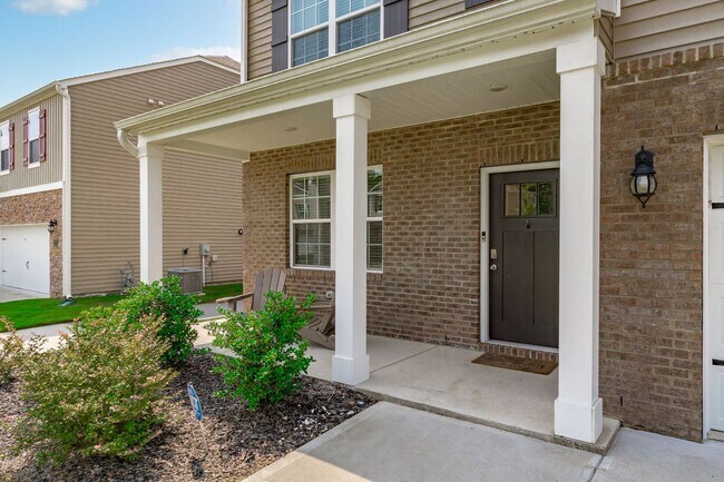 Building Photo - Stunning 5 Bedroom Home with a Fully Fence...