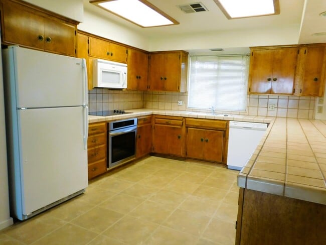 Foto del edificio - 9214 E Belmont Ave