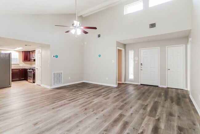 Foto del edificio - 7327 Shady Vale Ln