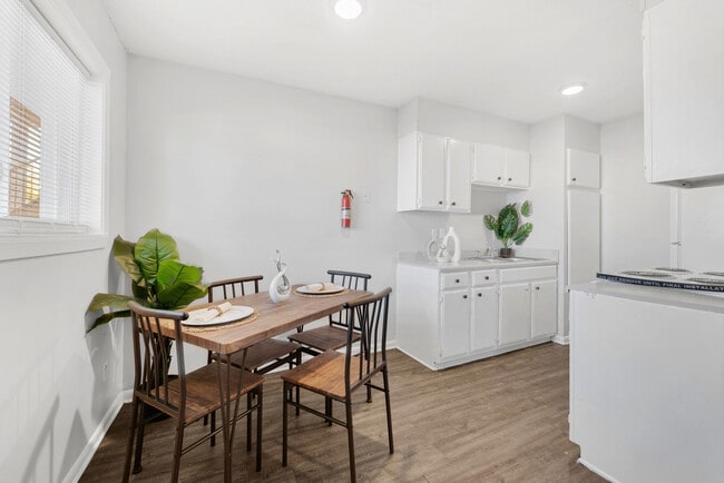 Dining/Kitchen - The Summit at Geyer Springs