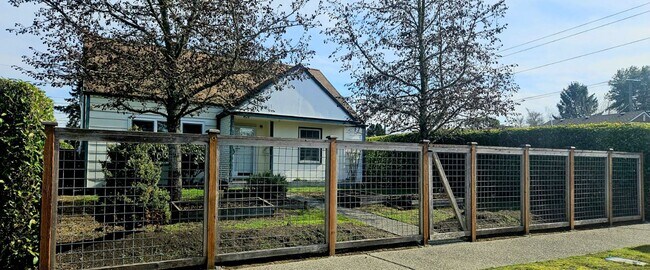 Foto del edificio - Mullen St. 3 bed/1bath North End with loft