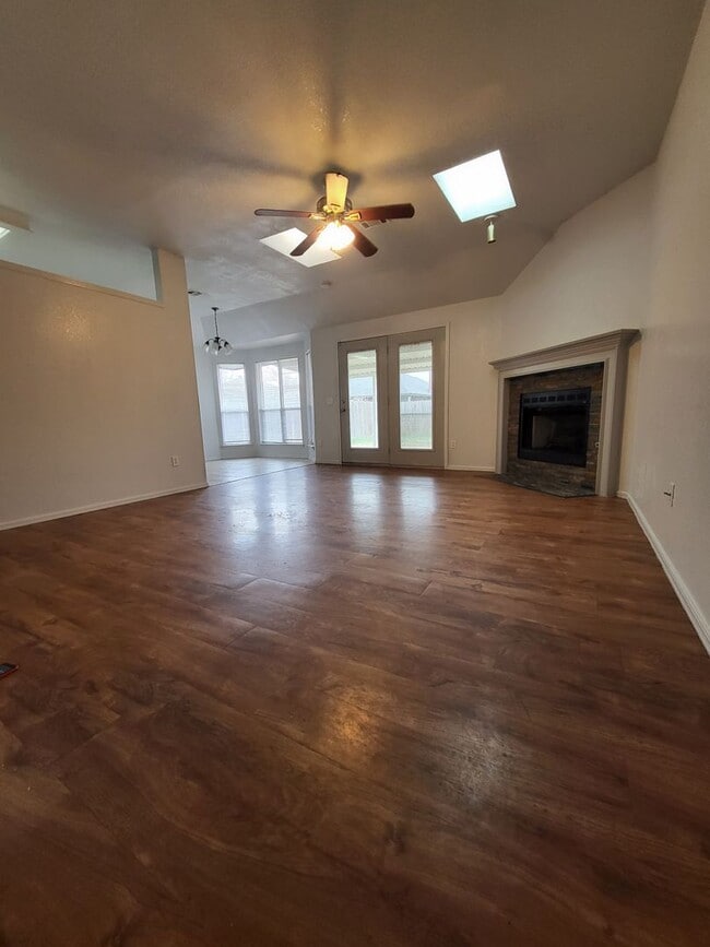 Foto del edificio - (3) Bed/(2) Bath in SW OKC/Moore Avail NOW...