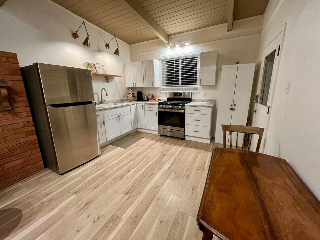 Building Photo - 2030 Lassen St