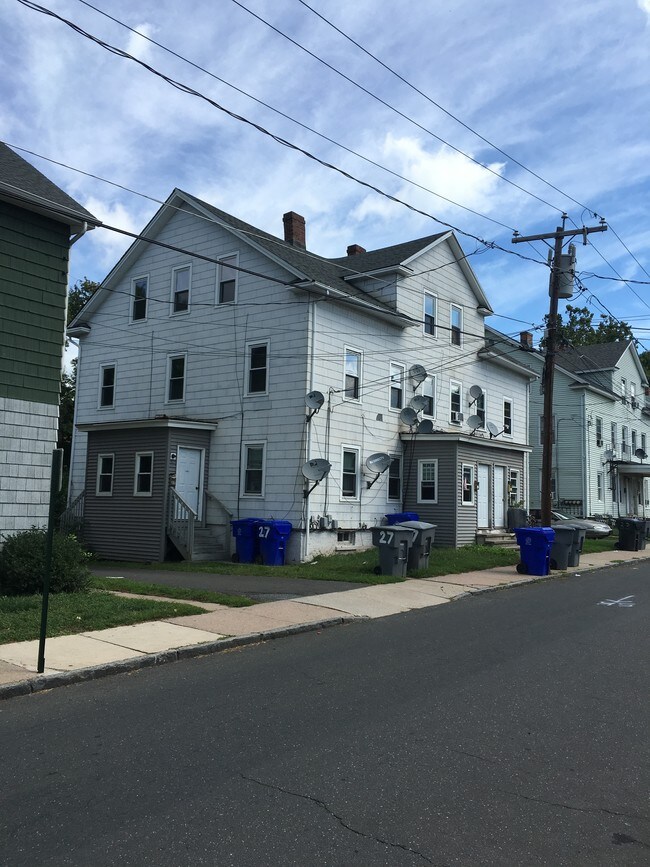 Edificio para cuatro familias - 27 Asnuntuck St