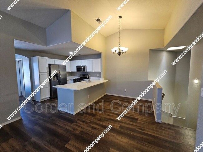 Building Photo - 6501 San Antonio Dr NE