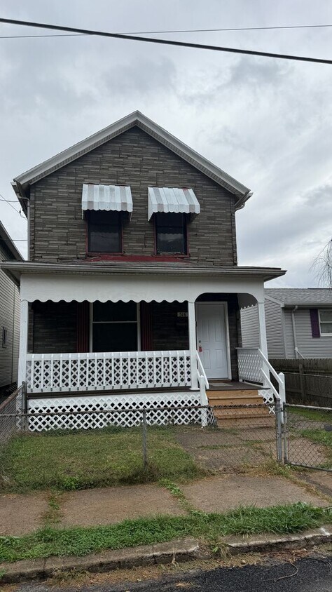 Foto principal - Updated 2 bedroom 2 bath home ready now!