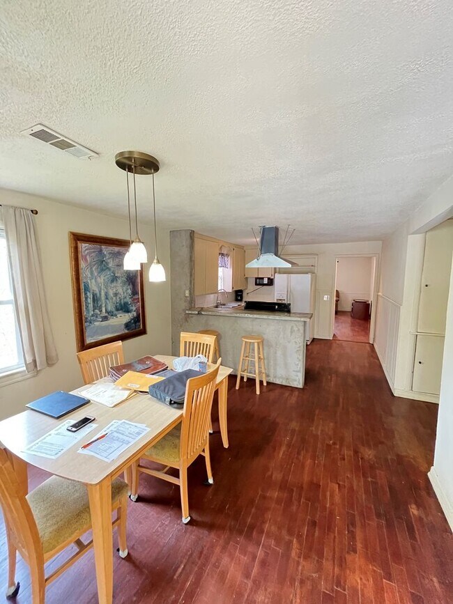Foto del edificio - 3 bedroom 1 bath duplex perfect for a minimalist!!  South FAY, 1m I-49 access