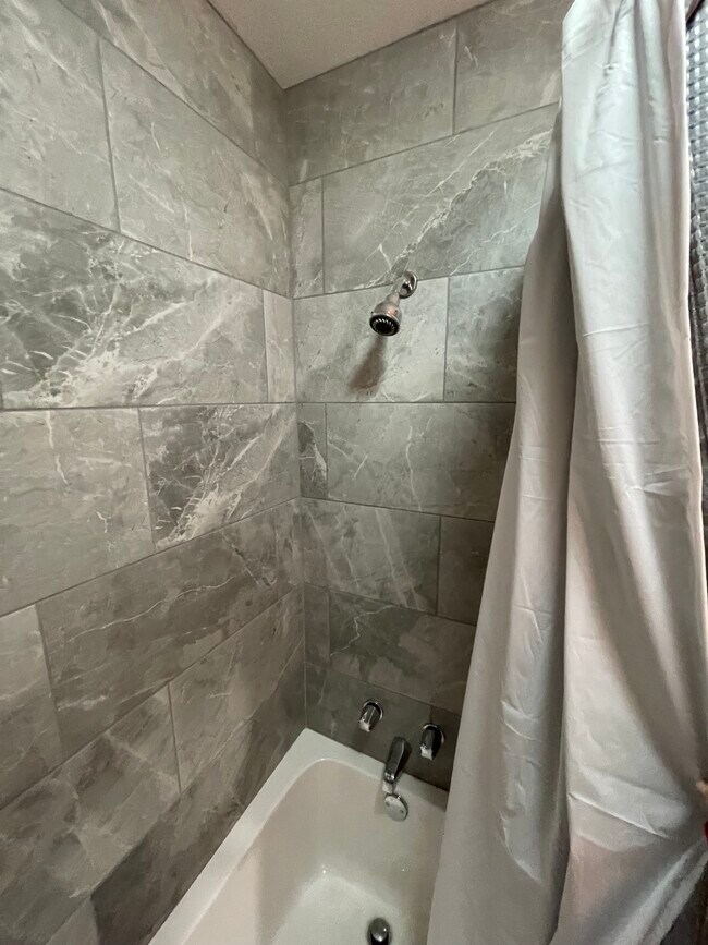 BAÑO COMPLETO N.° 1 - 2275 N Cable Rd
