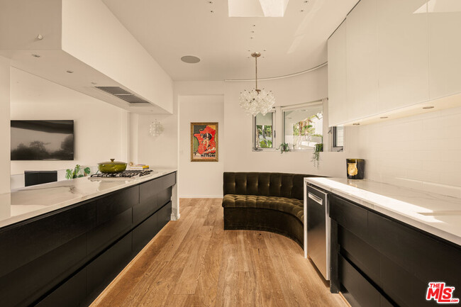 Foto del edificio - 7924 Hillside Ave