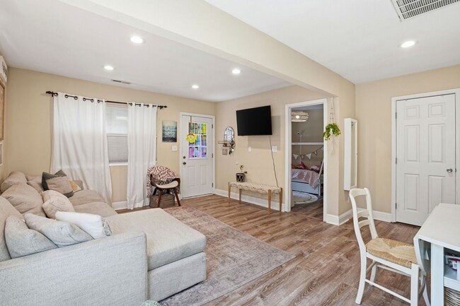 Foto del edificio - Beautiful Spacious 3-bedroom 2-Bath in Oakland!