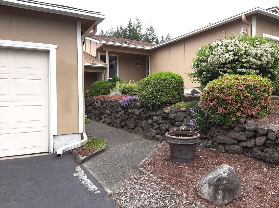 Foto principal - University Place Gem! 2 bedroom with Fireplace!