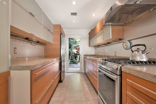 Foto del edificio - 8245 Kirkwood Dr